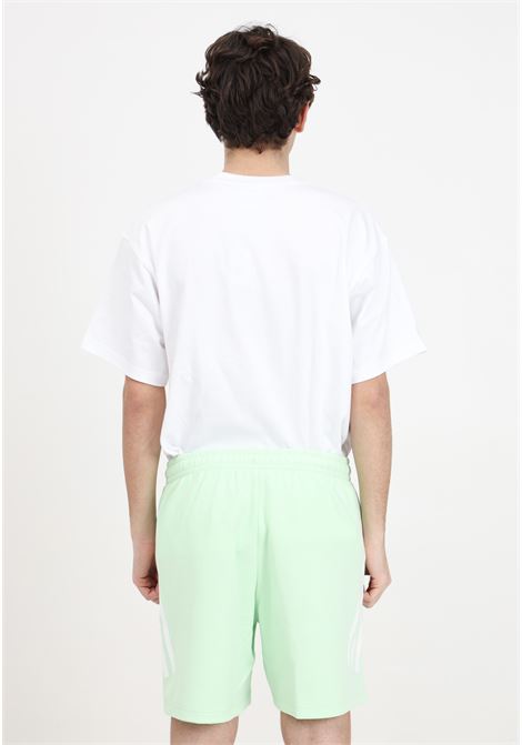 Shorts da uomo verdi e bianchi con patch logo ADIDAS PERFORMANCE | IR9200.